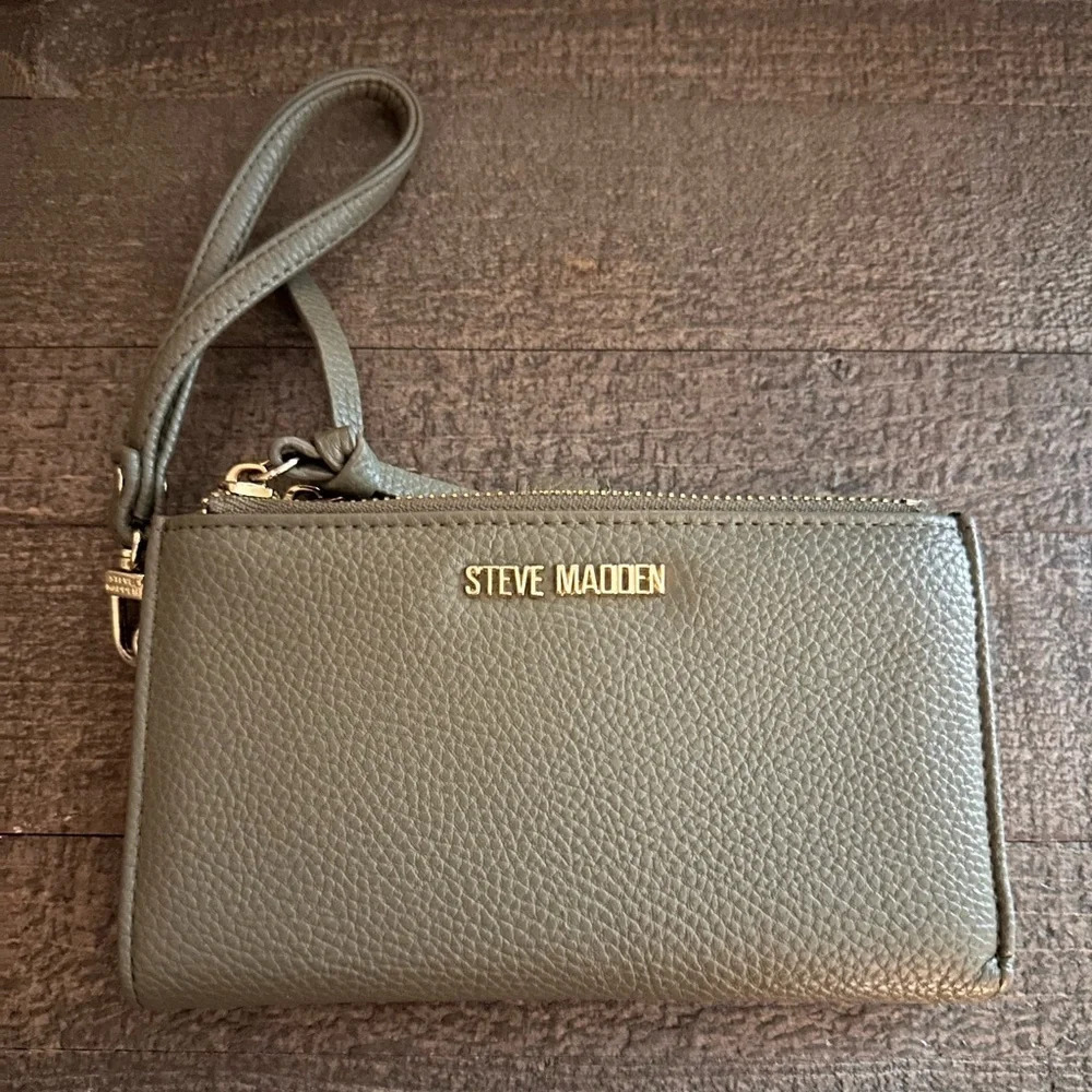 Steve Madden wristlet, like new